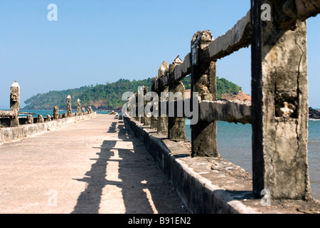 Vecchio molo abbandonato sull'Isola Grande,Goa, India. Foto Stock