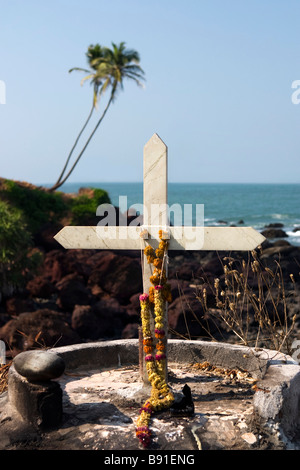 Santuario piccola croce sul lato della spiaggia. Foto Stock