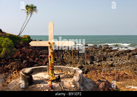 Piccolo Santuario croce sul lato della spiaggia. Foto Stock