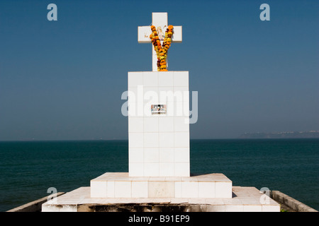 Santuario bianca croce con corona a picco sul mare. Foto Stock