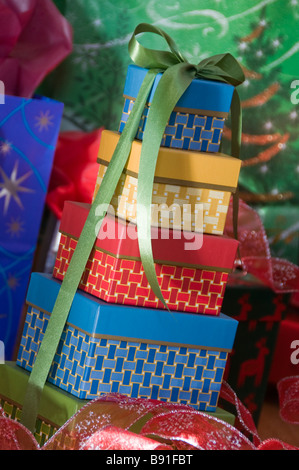 Impilate le scatole regalo con fiocco verde Foto Stock
