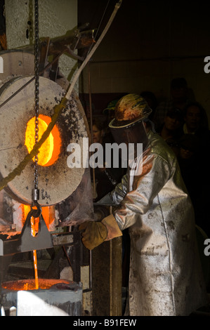 Lavoratore a Shidoni arte in bronzo fonderia in Santa Fe New Mexico Foto Stock