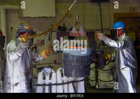 Lavoratori a Shidoni arte in bronzo fonderia in Santa Fe New Mexico Foto Stock