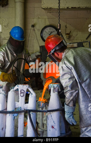 Lavoratori a Shidoni arte in bronzo fonderia in Santa Fe New Mexico Foto Stock