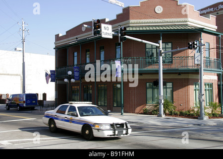 Auto della Polizia passando attraverso Ybor City Tampa Florida USA Foto Stock