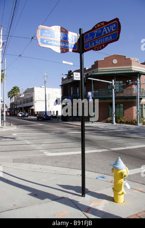 Cartello stradale per 13th St e 7th Ave a Ybor City Tampa Florida USA Foto Stock