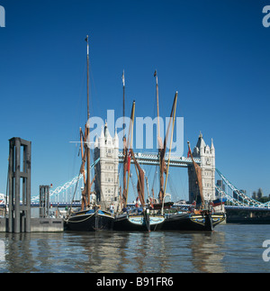 Tradizionale di Londra chiatte a vela può e Ispwich a ormeggi vicino al Tower Bridge e sul fiume Tamigi, Londra. Foto Stock
