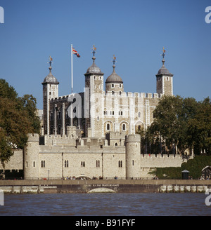 Torre di Londra a marea alta dal Tamigi, tarda estate, mostrando Torre Bianca. Foto Stock