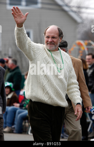 Jon Corzine, ex senatore USA e attuale governatore dello Stato del New Jersey (USA) marciando nella festa di San Patrizio Parade Foto Stock