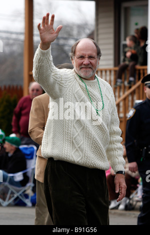 Jon Corzine, ex senatore USA e attuale governatore dello Stato del New Jersey (USA) marciando nella festa di San Patrizio Parade Foto Stock