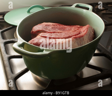 Pot Roast in una pentola pronta per il forno Foto Stock