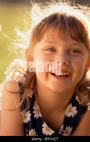 Poco ragazza sorridente Foto Stock