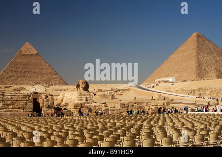 File di sedie vuote nella parte anteriore della sfinge e le Piramidi di Giza, il Cairo, Egitto Foto Stock