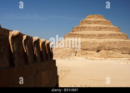 [Passo piramide] e il cobra fregio sulla tomba del Sud Cappella, complesso funerario di Djoser, Saqqara, Egitto Foto Stock