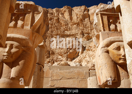 Hathor capo-colonne, Hathor Cappella, Tempio mortuario della Regina Hatshepsut, 'Deir el-Bahri', 'West Bank", Luxor Foto Stock