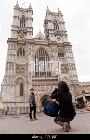 Asian oriental turista giovane in 20S / 30s in visita a Londra, prendendo foto fuori l'Abbazia di Westminster Foto Stock