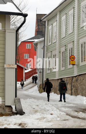 Una bella vista lungo Välikatu sul tempo in inverno la città vecchia di Porvoo, Finlandia e Scandinavia, Europa. Foto Stock