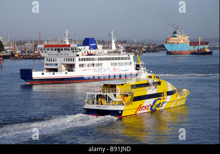 Il porto di Portsmouth occupato con spedizione di Santa Cecilia un traghetto roro e seacat ryde un traghetto passeggeri entrambi operano a Isola di Wight Foto Stock