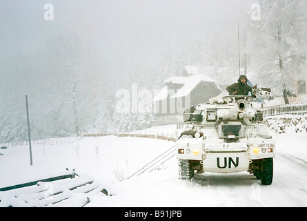 La ricognizione corazzata serbatoio dell ONU di pattuglia nella zona di Sarajevo Bosnia Europa Legione Straniera francese inverno 1993 Foto Stock