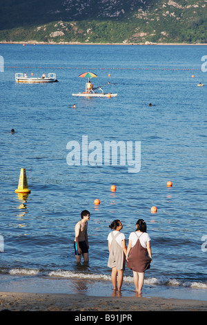 Persone su Stanley spiaggia principale di Hong Kong Foto Stock