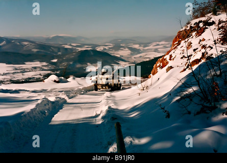 La ricognizione corazzata serbatoio dell ONU di pattuglia nella zona di Sarajevo Bosnia Europa Legione Straniera francese inverno 1993 Foto Stock