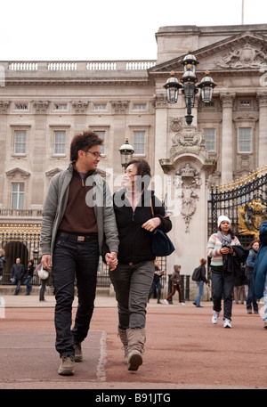 Asian oriental turista giovane in 20S / 30s in visita a Londra, al di fuori del Palazzo di Buckingham Foto Stock