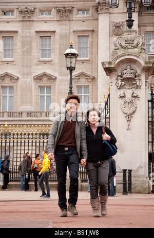 Asian oriental turista giovane in 20S / 30s in visita a Londra, al di fuori del Palazzo di Buckingham Foto Stock