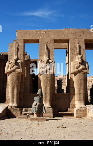 Osiride pilastri, il Ramesseum [tempio mortuario] di Ramses II, 'West Bank", Luxor, Egitto Foto Stock