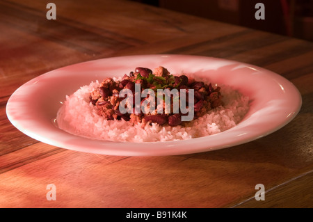 Piatto di Chili con carne di carne macinata con fagioli e riso bianco servito in un ristorante Foto Stock