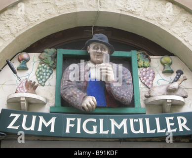 Parete decorativa ceramiche pubblicità il ristorante Figlmuller Vienna Austria. Foto Stock
