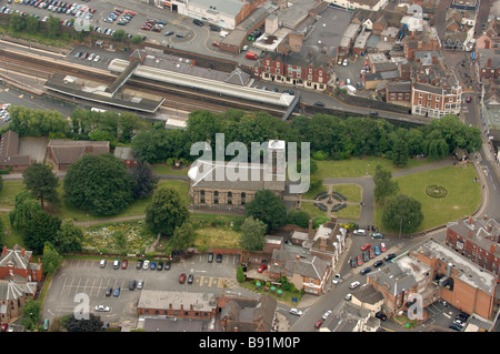 Vista aerea di Wellington in Shropshire England Regno Unito mostra la Chiesa Parrocchiale e la stazione ferroviaria Foto Stock