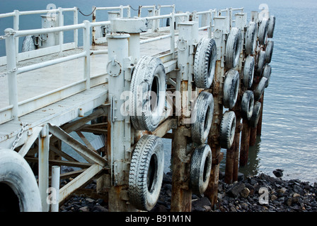 Indossato verniciato bianco Paraurti pneumatico sul passeggero in barca dal molo di carico sulle rive del Mare di Galilea più basso lago di acqua dolce nel mondo Foto Stock