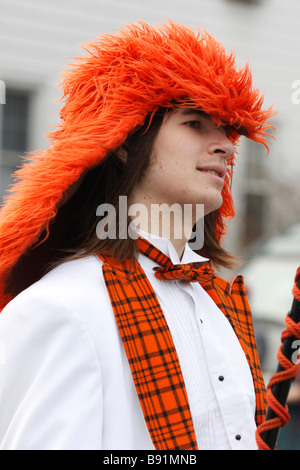 Uomo caucasico indossando parrucca arancione in il giorno di San Patrizio Parade Foto Stock