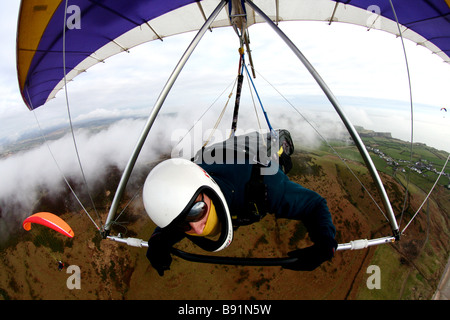 Deltaplano in volo shot Rhossili Wales UK Foto Stock