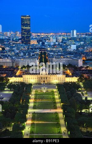 Vista dalla Torre Eiffel su Champ de Mars e ECOLE MILITAIRE Foto Stock