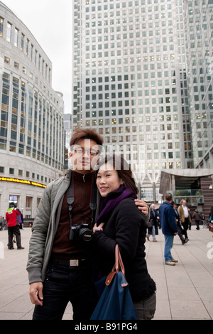 Asian oriental turista giovane in 20S / 30s in visita a Londra, raffigurato a Canary Wharf Foto Stock