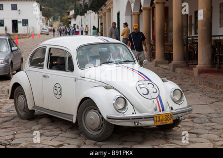 Herbie "lovebug" nella piazza principale di Ville de Leyva, Colombia Foto Stock