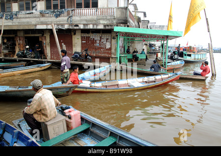 Il porto dei traghetti, Pontianak, Kalimantan, Indonesia Foto Stock