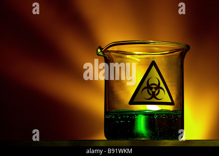 A liquido con bicchiere di laboratorio con simbolo di rischio biologico Foto Stock