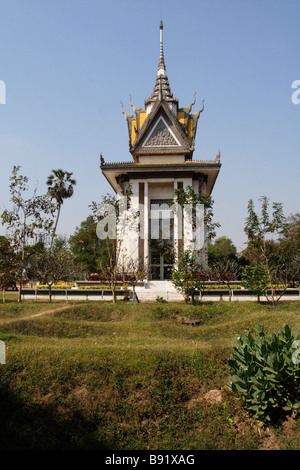 Choeung Ek Memorial contiene migliaia di teschi umani - vittime della Cambogia il famigerato Killing Fields Foto Stock
