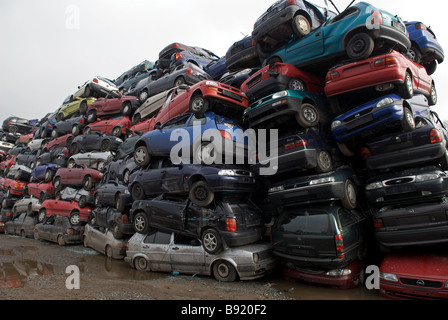 I rottami di automobili in un centro di riciclaggio, Opladen vicino a Leverkusen, Renania settentrionale-Vestfalia (Germania). Foto Stock