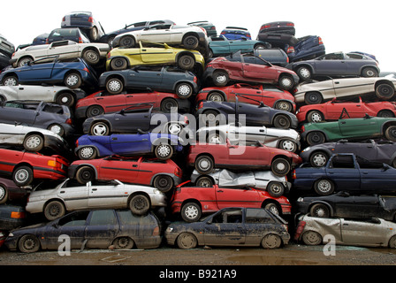 I rottami di automobili in un centro di riciclaggio, Opladen vicino a Leverkusen, Renania settentrionale-Vestfalia (Germania). Foto Stock