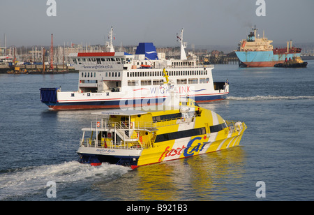 Il porto di Portsmouth occupato con spedizione di Santa Cecilia un traghetto roro e seacat ryde un traghetto passeggeri entrambi operano a Isola di Wight Foto Stock