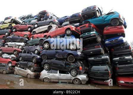 I rottami di automobili in un centro di riciclaggio, Opladen vicino a Leverkusen, Renania settentrionale-Vestfalia (Germania). Foto Stock