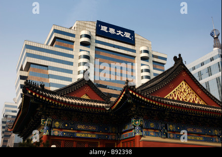 Il contrasto tra il vecchio tempio tradizionale edificio nuovo e alto edificio uffici nel quartiere finanziario di Pechino 2009 Foto Stock