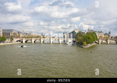 Pont Neuf e l'Ile de la Cite con Senna in sole primaverile Parigi Francia Europa UE Foto Stock