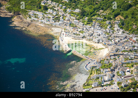 Vista aerea del porto di Mousehole in estate sole Cornovaglia Inghilterra Regno Unito GB Gran Bretagna Isole Britanniche Europa Foto Stock