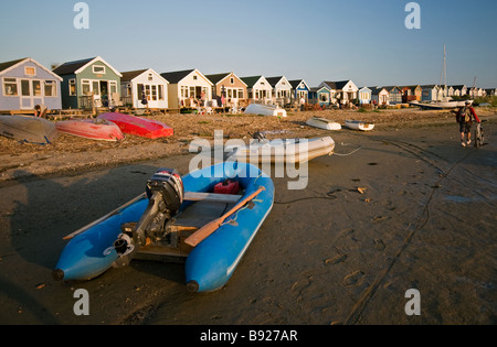 Spiaggia di capanne lungo la testa Hengistbury allo spiedo, Dorset, England, Regno Unito Foto Stock