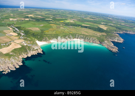 Vista aerea del litorale della costa teatro Minnack Porthcurno beach Logans Logan's rock Terre Land's End Penisola Cornish Riviera C Foto Stock