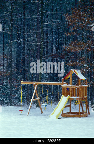 Bambini gioco all'aperto set, scheda di scorrimento, rotazione, sand box, fort, coperto con inizio inverno Neve.play Foto Stock